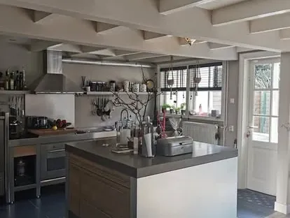 Gerenoveerde keuken met maatwerk afwerking door KOZ BOUW BV.