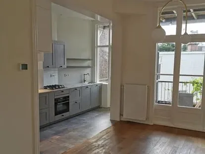 Moderne keuken met zorgvuldig uitgevoerde installaties en afwerking.