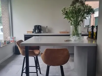 Gerenoveerde keuken met maatwerk afwerking door KOZ BOUW BV.