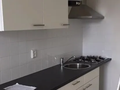 Moderne keuken met zorgvuldig uitgevoerde installaties en afwerking.