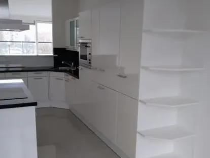 Gerenoveerde keuken met maatwerk afwerking door KOZ BOUW BV.