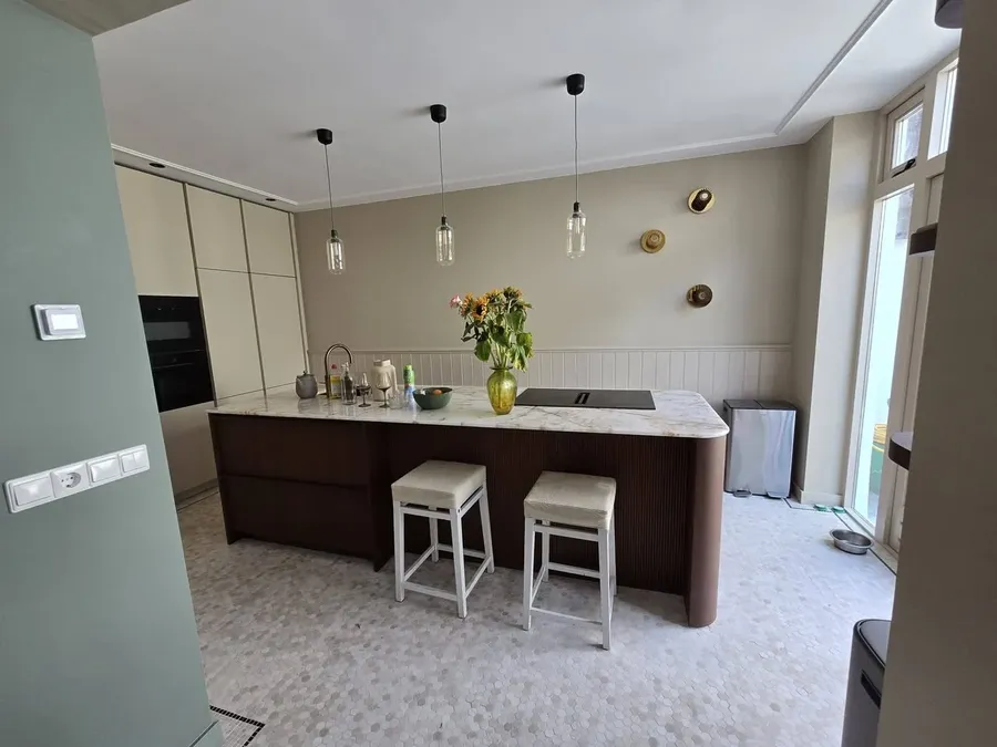 Gerenoveerde keuken met maatwerk afwerking door KOZ BOUW BV.