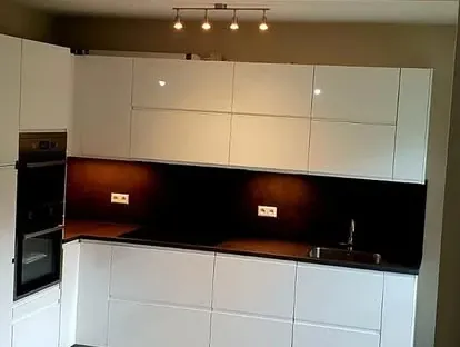 Gerenoveerde keuken met maatwerk afwerking door KOZ BOUW BV.