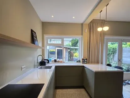 Gerenoveerde keuken met maatwerk afwerking door KOZ BOUW BV.