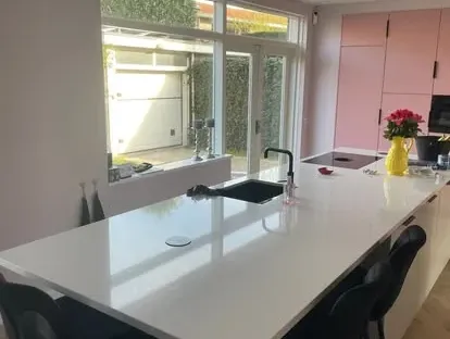 Gerenoveerde keuken met maatwerk afwerking door KOZ BOUW BV.
