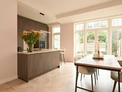 Moderne keuken met zorgvuldig uitgevoerde installaties en afwerking.