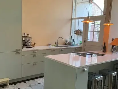 Gerenoveerde keuken met maatwerk afwerking door KOZ BOUW BV.