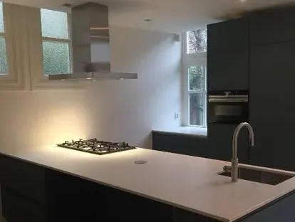 Moderne keuken met zorgvuldig uitgevoerde installaties en afwerking.