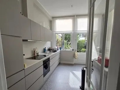Moderne keuken met zorgvuldig uitgevoerde installaties en afwerking.