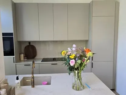 Moderne keuken met zorgvuldig uitgevoerde installaties en afwerking.