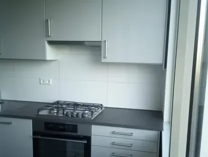 Moderne keuken met zorgvuldig uitgevoerde installaties en afwerking.