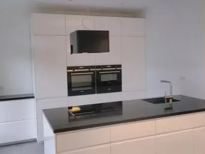 Moderne keuken met zorgvuldig uitgevoerde installaties en afwerking.