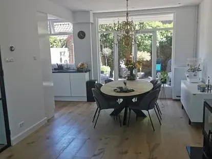 Gerenoveerde keuken met maatwerk afwerking door KOZ BOUW BV.