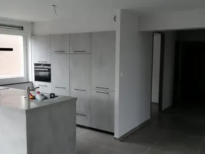 Moderne keuken met zorgvuldig uitgevoerde installaties en afwerking.