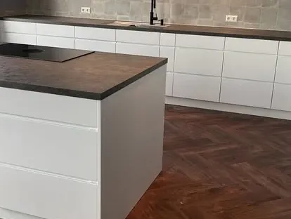 Gerenoveerde keuken met maatwerk afwerking door KOZ BOUW BV.