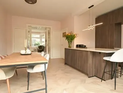 Gerenoveerde keuken met maatwerk afwerking door KOZ BOUW BV.