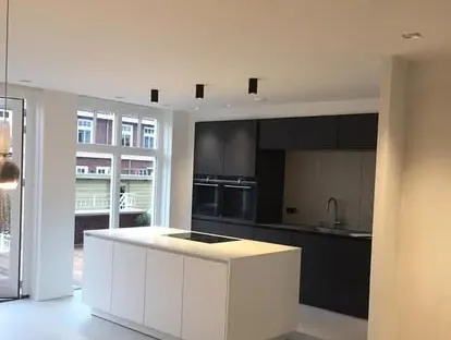 Moderne keuken met zorgvuldig uitgevoerde installaties en afwerking.