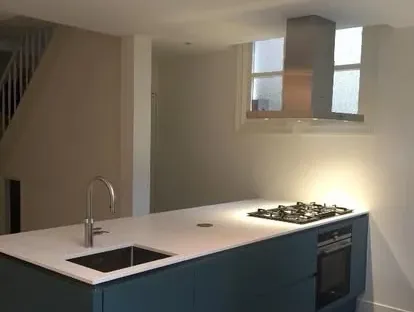Nieuwe keuken als onderdeel van een complete woningrenovatie.