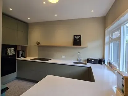 Gerenoveerde keuken met maatwerk afwerking door KOZ BOUW BV.