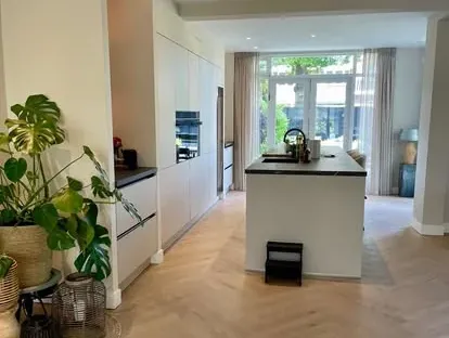 Nieuwe keuken als onderdeel van een complete woningrenovatie.