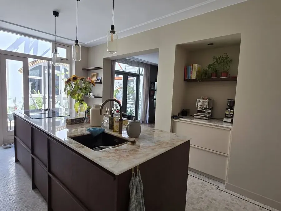 Nieuwe keuken als onderdeel van een complete woningrenovatie.
