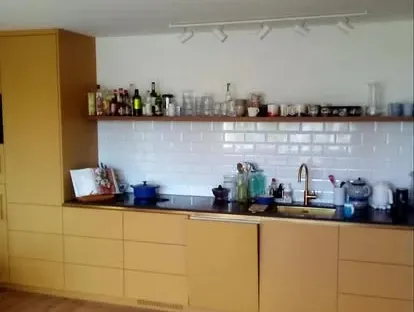 Moderne keuken met zorgvuldig uitgevoerde installaties en afwerking.
