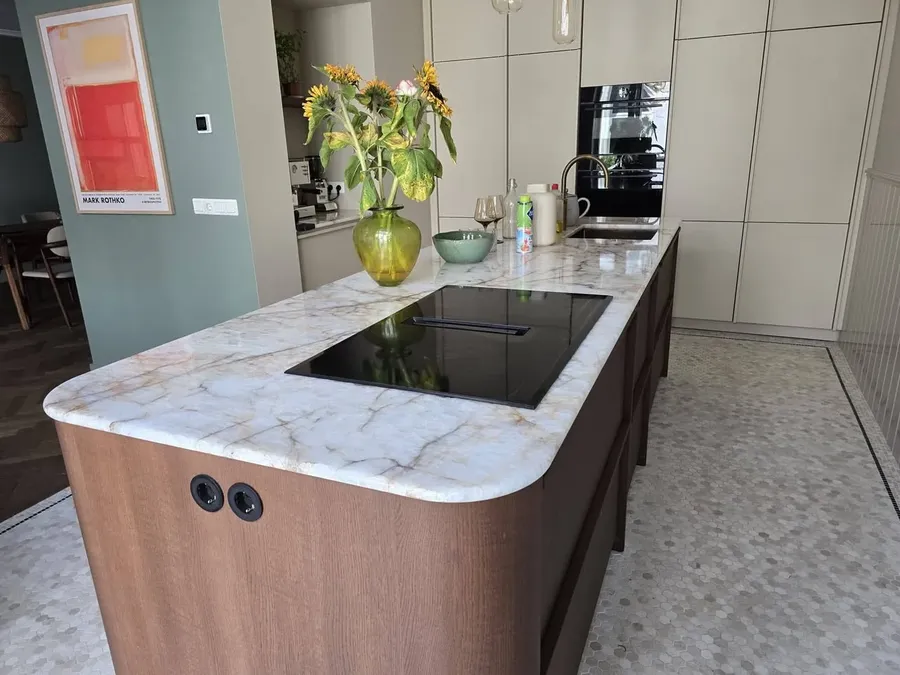 Moderne keuken met zorgvuldig uitgevoerde installaties en afwerking.
