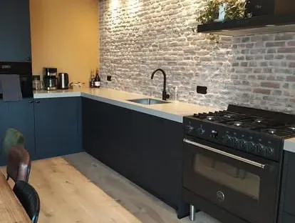 Gerenoveerde keuken met maatwerk afwerking door KOZ BOUW BV.