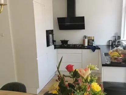 Moderne keuken met zorgvuldig uitgevoerde installaties en afwerking.