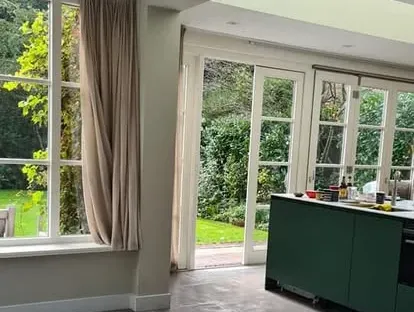 Moderne keuken met zorgvuldig uitgevoerde installaties en afwerking.