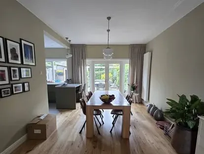 Moderne keuken met zorgvuldig uitgevoerde installaties en afwerking.