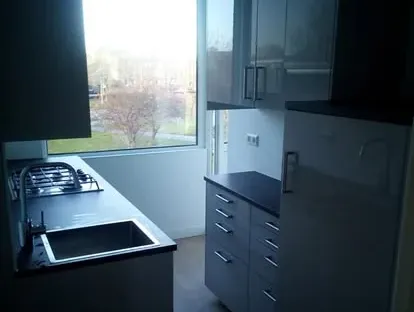 Gerenoveerde keuken met maatwerk afwerking door KOZ BOUW BV.
