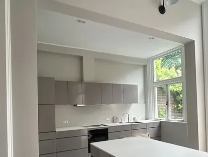 Gerenoveerde keuken met maatwerk afwerking door KOZ BOUW BV.
