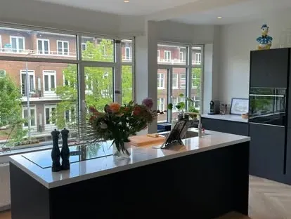 Gerenoveerde keuken met maatwerk afwerking door KOZ BOUW BV.