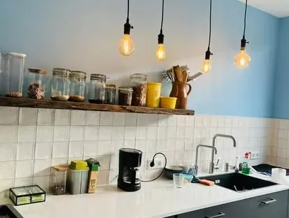 Moderne keuken met zorgvuldig uitgevoerde installaties en afwerking.