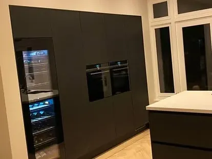 Gerenoveerde keuken met maatwerk afwerking door KOZ BOUW BV.