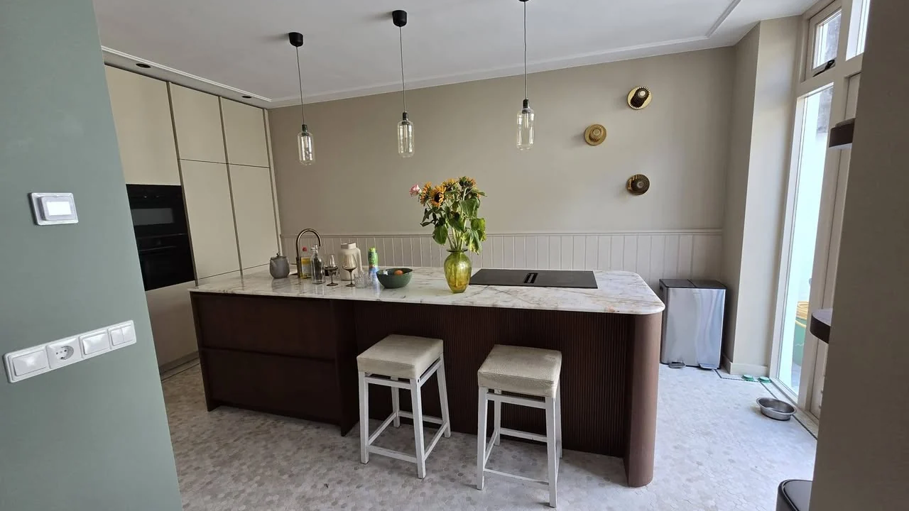Gerenoveerde keuken met maatwerk afwerking door KOZ BOUW BV.