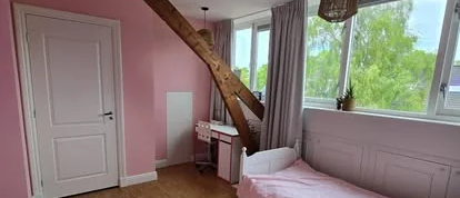 Vernieuwde woonruimte met zorgvuldig schilder- en afbouwwerk.