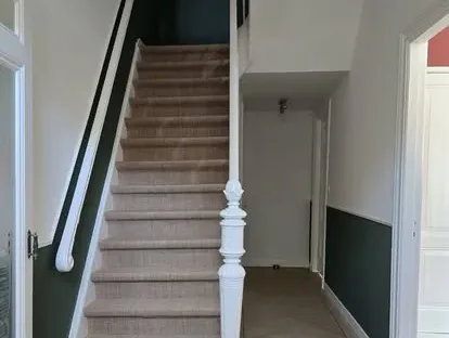 Vernieuwde woonruimte met zorgvuldig schilder- en afbouwwerk.
