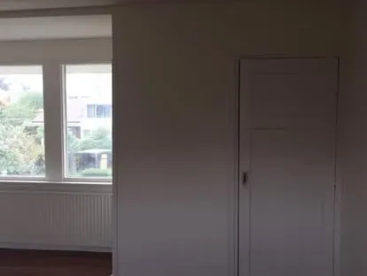 Professionele afwerking van wanden, plafonds, deuren en houtwerk.
