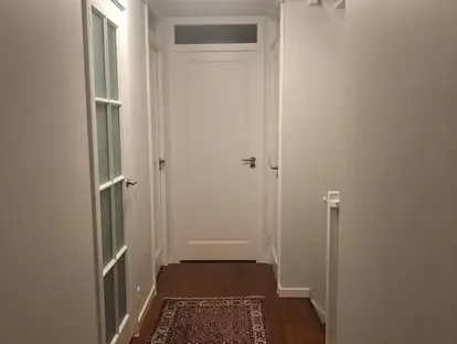 Vernieuwde woonruimte met zorgvuldig schilder- en afbouwwerk.