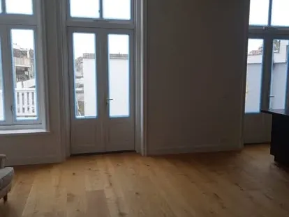 Vernieuwde woonruimte met zorgvuldig schilder- en afbouwwerk.