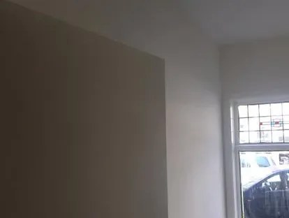 Vernieuwde woonruimte met zorgvuldig schilder- en afbouwwerk.
