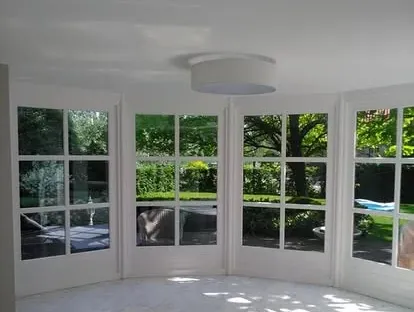 Professionele afwerking van wanden, plafonds, deuren en houtwerk.