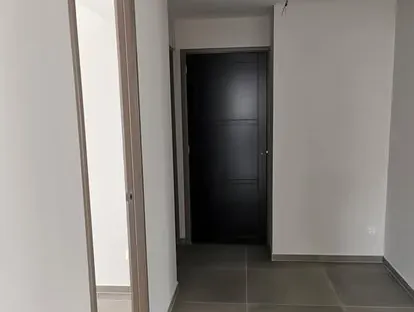 Professionele afwerking van wanden, plafonds, deuren en houtwerk.