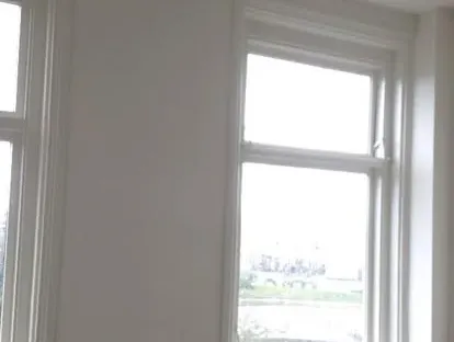 Vernieuwde woonruimte met zorgvuldig schilder- en afbouwwerk.