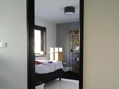 Vernieuwde woonruimte met zorgvuldig schilder- en afbouwwerk.