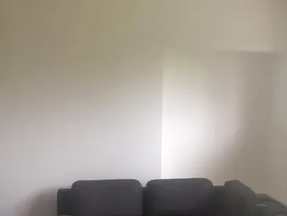 Vernieuwde woonruimte met zorgvuldig schilder- en afbouwwerk.