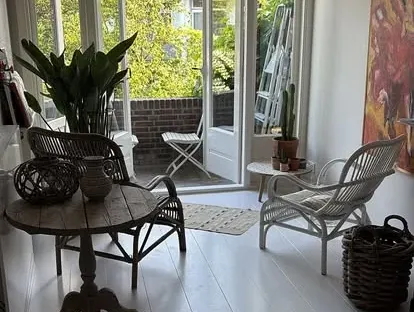 Vernieuwde woonruimte met zorgvuldig schilder- en afbouwwerk.