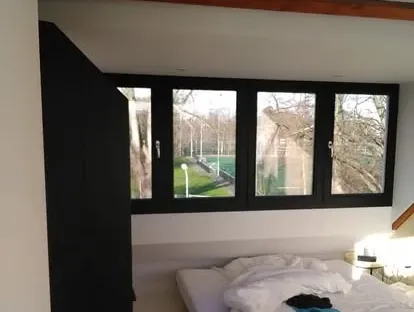 Vernieuwde woonruimte met zorgvuldig schilder- en afbouwwerk.